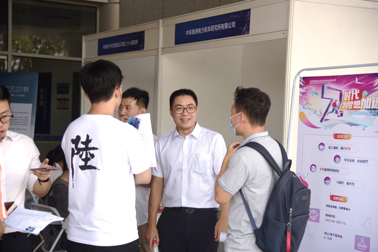 招聘会现场2.jpg