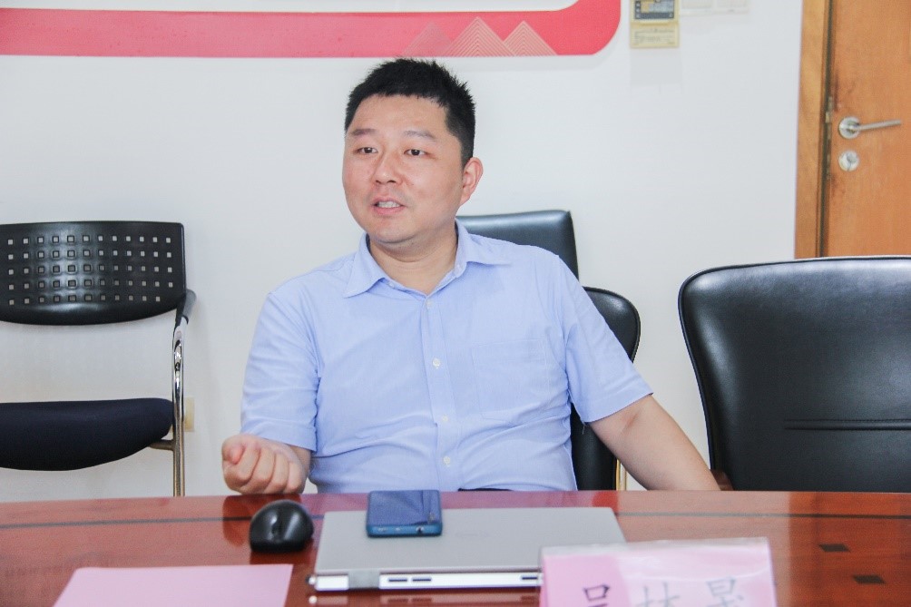 图2：电子系党总支书记吴林晟介绍电子工程系历史沿革.jpg
