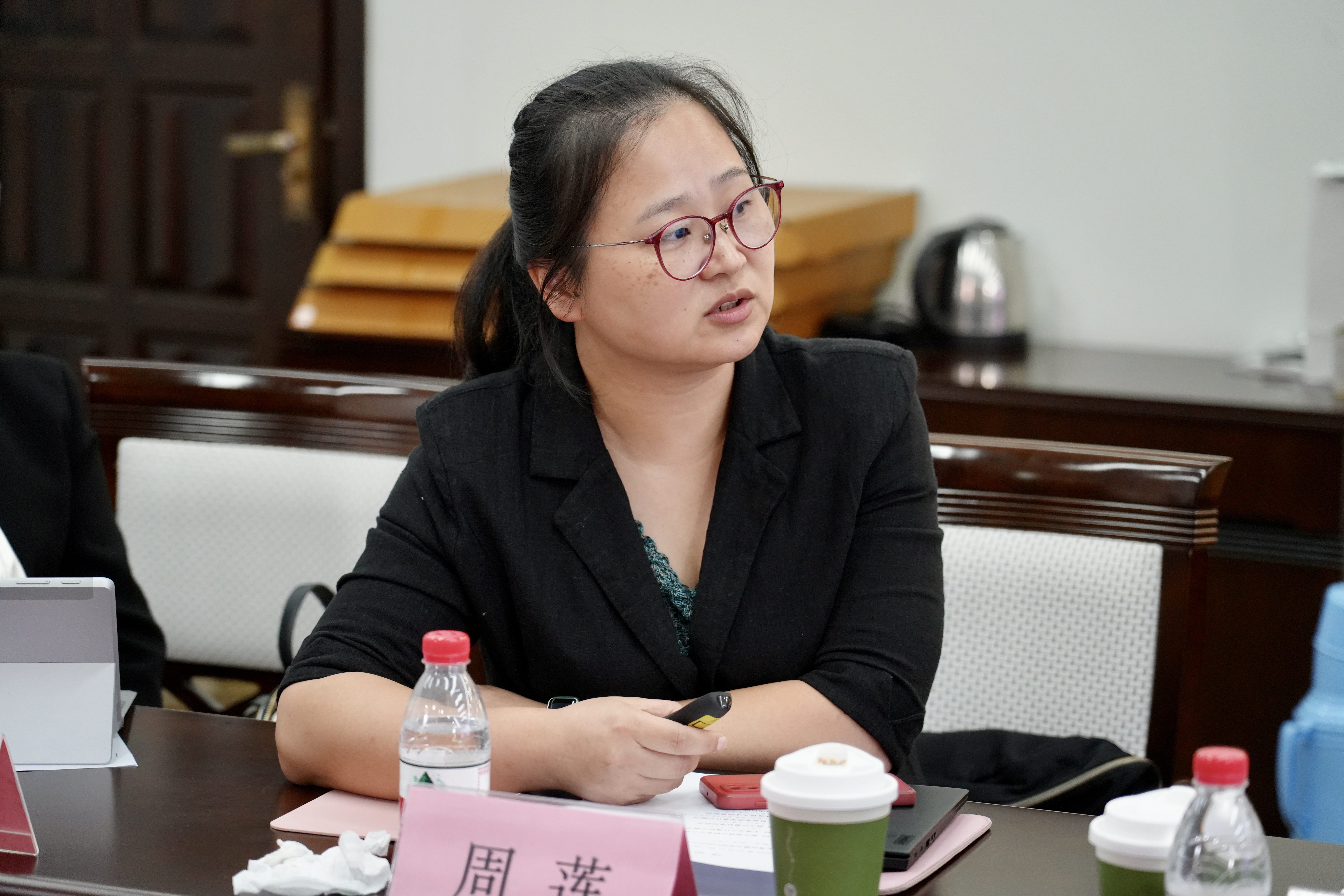 图4上海交大致远创新研究中心主任助理周莲.jpg