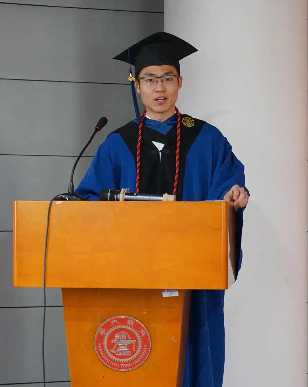 图片6毕业生代表王子豪发言.jpg