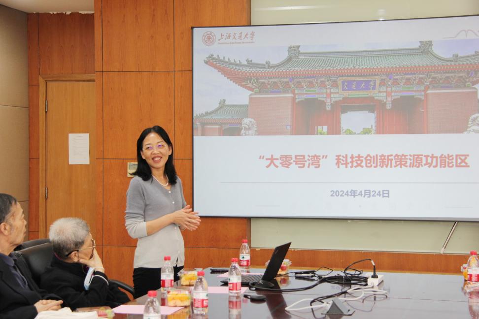 图片9：退休教师黄燕介绍“大零号湾”.jpg
