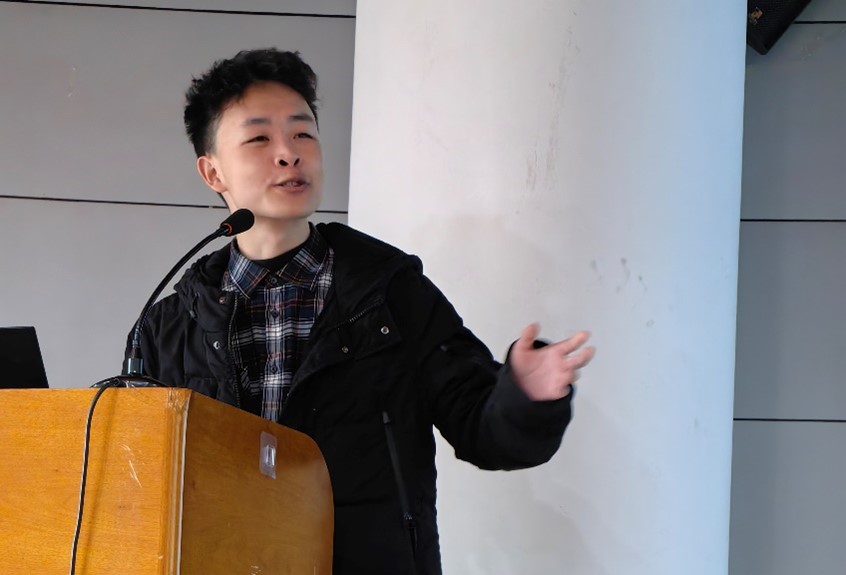 图片3-2021级本科生代表黄军越发言.jpg